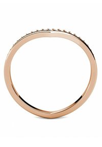 Das roségoldene Armband hat ein glattes, rundes Band mit einer strukturierten Oberfläche und kleinen, eingelassenen klaren Steinen entlang der oberen Kante.
