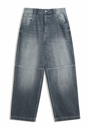 Široké nohavice z vyblednutého šedého denimu. Obsahujú dve predné vrecká a zapínanie na gombík. Zreteľný horizontálny šev cez kolená.