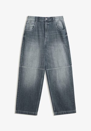 Jeans in denim, a gamba larga e grigio sbiadito. Presenta due tasche anteriori e una chiusura con bottone. Costume orizzontale distintivo all'altezza delle ginocchia.