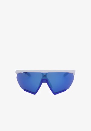 Occhiali da sole sportivi specchiati blu con parte superiore della montatura bianca e lenti angolari, pensati per attività all'aperto.