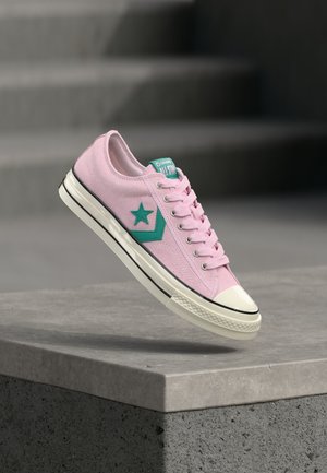 Pinker Leinwand-Sneaker mit türkisfarbenem Stern-Logo, weißer Gummispitze und schwarzem Streifendetail an der Sohle. Verfügt über ein Schnürdesign.