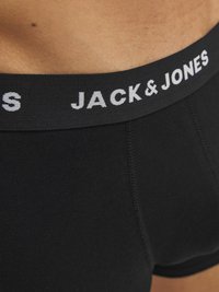 Schwarze Baumwoll-Boxershorts mit passgenauer Schnittform. Der Bund trägt den Schriftzug "JACK & JONES" in Weiß auf schwarzem Hintergrund.