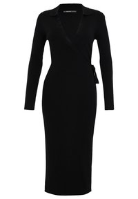 Svart ribbad stickad omslagsklänning med långa ärmar, v-ringning och knytbart midjeband. Har en kragsnibb och ankellängd.