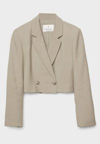 Blazer beige court à double boutonnage avec revers crantés et manches longues, coupe ajustée, détails de boutons à l'avant.