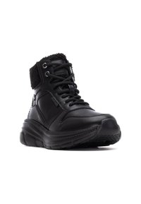 Botas de tobillo de cuero negro con un cuello de piel texturizada, diseño con cordones y una suela de goma gruesa con relieve para agarre y estabilidad.
