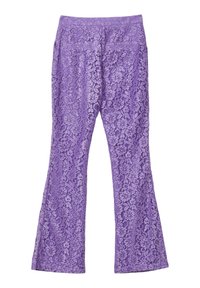 Pantaloni a trombetta viola in pizzo con intricate fantasie floreali, una vita liscia e tasche sul retro. Tessuto morbido e testurizzato.