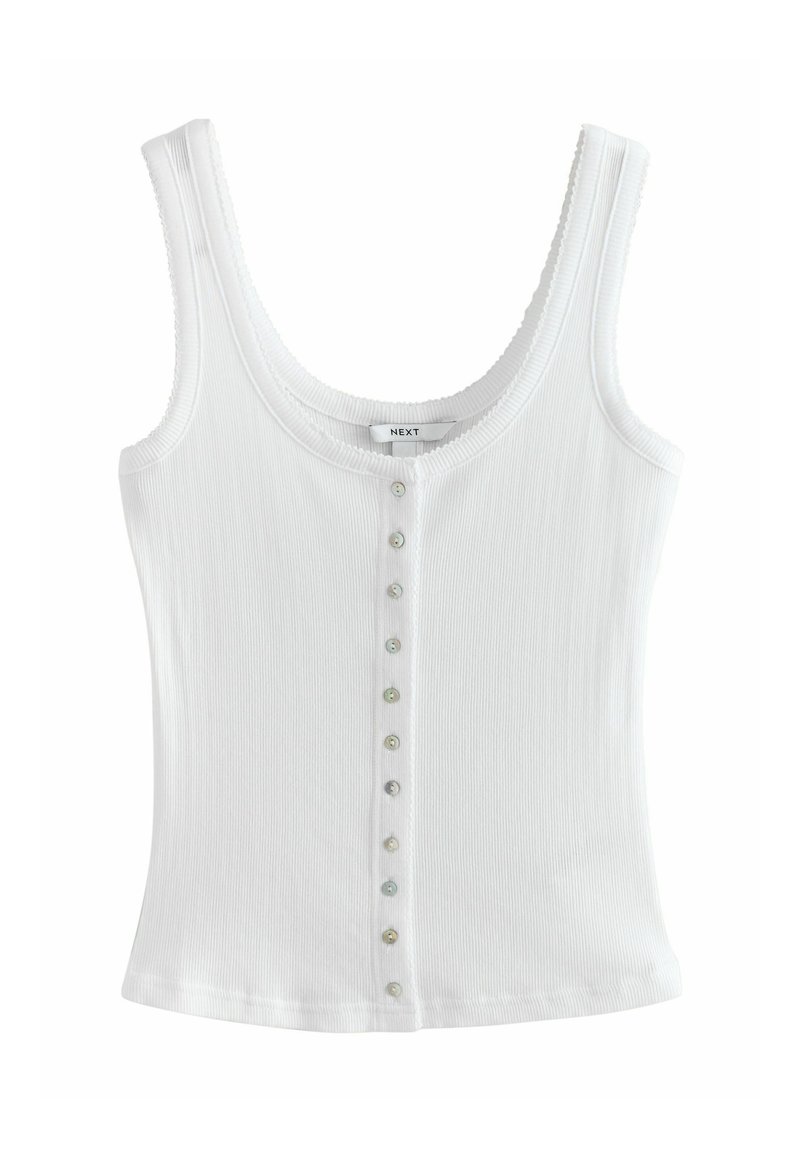 Witte geribbelde tanktop met een ronde halslijn en een knoopsluiting aan de voorkant met kleine, transparante knoppen. Soepele textuur.