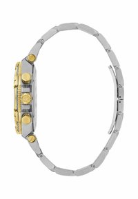 Vue latérale d'un bracelet de montre en métal argenté avec un boîtier doré et trois boutons-poussoirs dorés sur le côté de la montre.
