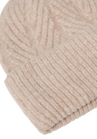 Beige gebreide muts met een getextureerd patroon en een geribde manchet. Gemaakt van een zacht, warm materiaal, geschikt voor gebruik in koud weer.