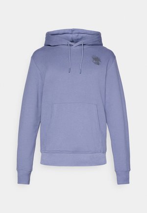 Svetlo vijoličasta hoodie s kapuco, sprednjim žepom in diskretnim črnim logotipom na levem prsnem delu.