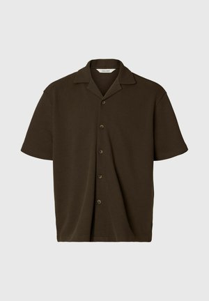 Chemise marron foncé à manches courtes avec boutons, tissu texturé et col camp, présentée à plat sur un fond gris clair.