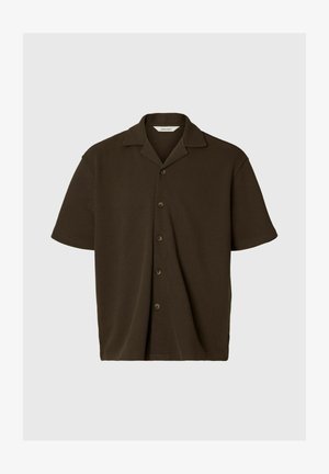 Chemise marron foncé à manches courtes avec boutons, tissu texturé et col camp, présentée à plat sur un fond gris clair.