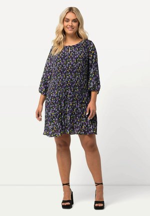 Robe courte florale en violet avec des accents multicolores, présentant une taille froncée, des manches trois-quarts et un détail d'encolure en trou de serrure.