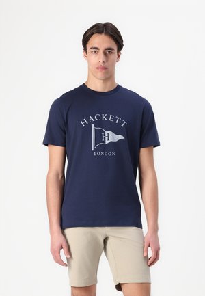Dunkelblaues Baumwoll-T-Shirt mit rundem Halsausschnitt und kurzen Ärmeln. Verfügt über ein aufgedrucktes Flaggenlogo und Markennamen in Grau.