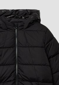 Schwarze Daunenjacke mit durchgehendem Reißverschluss, glänzender Oberfläche, gestepptem Design und Kapuze. Verfügbar mit horizontalen Nähten und elastischen Akzenten.