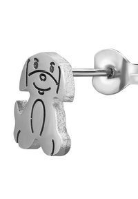 Boucle d'oreille en forme de chien en argent avec une finition brillante, présentant des traits du visage gravés, et un fermoir en tige. Ses dimensions sont petites, convenant à un port quotidien.