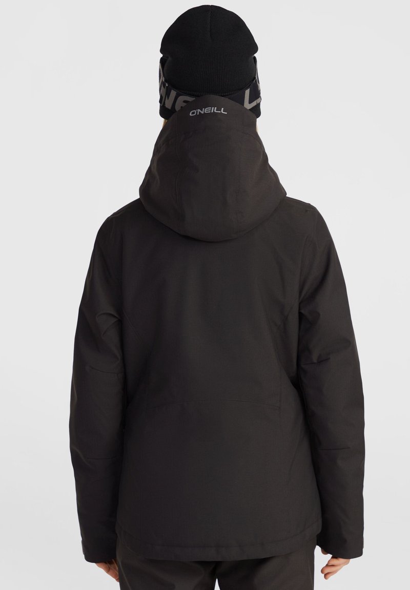 Schwarze wasserdichte Jacke mit einer angepassten Kapuze, langen Ärmeln und geradem Schnitt. Verfügt über eine glatte Textur und ein Logo auf dem Rücken.