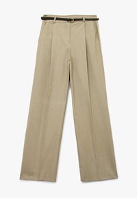 Beige wijde broek met dubbele plooien, een platte voorkant en een zwarte riem met een gouden gesp. Glad textuur en op maat gemaakt ontwerp.