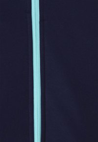 Țesătură de culoare albastru marin, cu o fermoar de culoare albastru deschis vizibil în centru. Textură netedă, concepută pentru îmbrăcăminte exterioară sau casual.