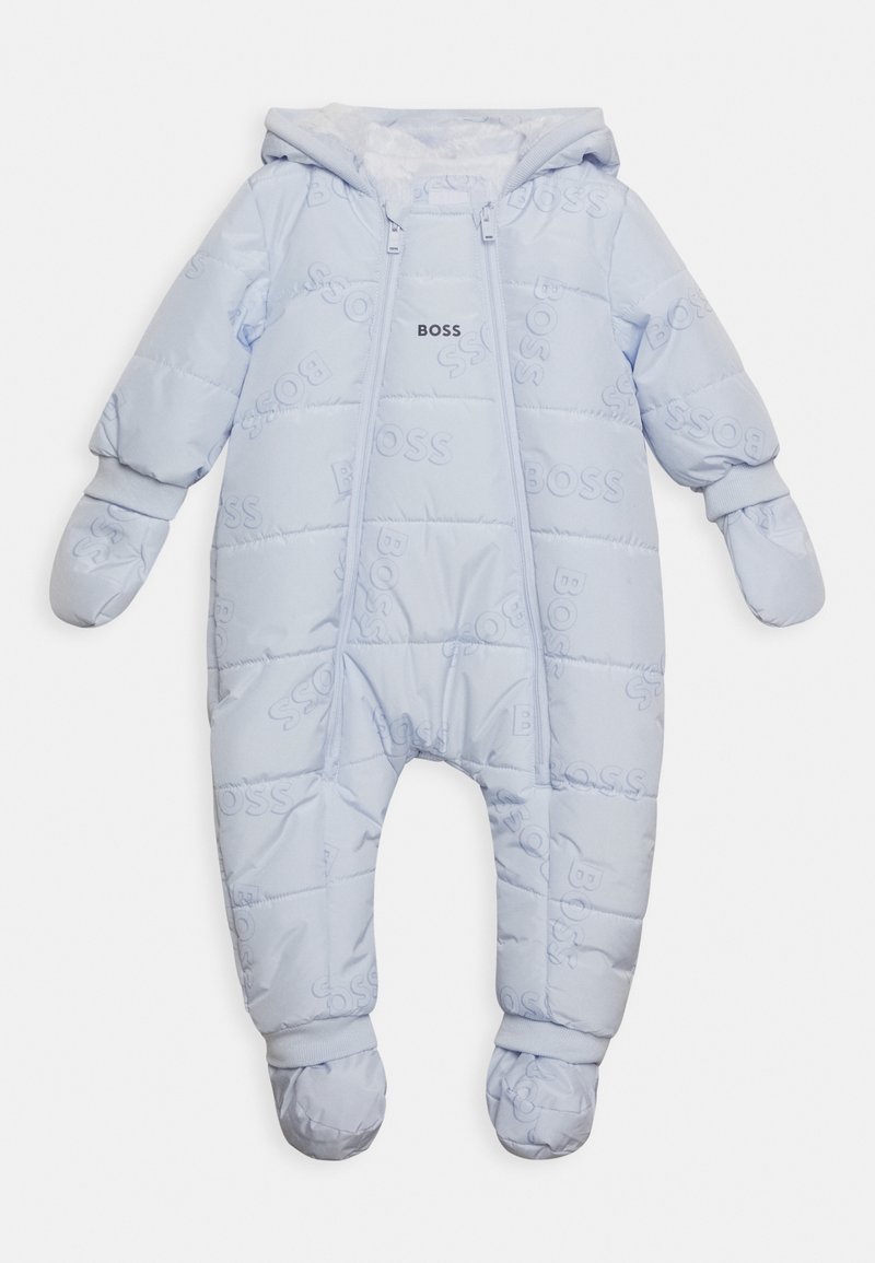 Combinaison de neige pour bébé rembourrée bleu clair avec moufles et chaussons attachés, capuche et logo central BOSS, avec motifs de la marque en relief.