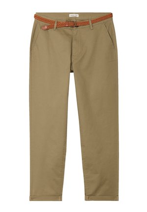 Chino beige avec une coupe ajustée, doté d'une ceinture tressée marron. Le tissu est lisse avec des poches latérales et des ourlets repliés.