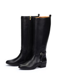 Botas de cuero negras hasta la rodilla con cremallera lateral, tira con hebilla de metal y tacón bajo. Textura suave con un acabado pulido.