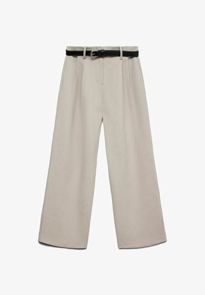 Beige bukser med brede ben, glatt tekstur, front med folder og svart belte med sølvspenne som lukking.