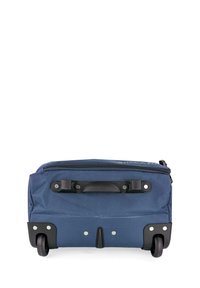 Bolsa con ruedas de tela azul marino con cierre superior, dos ruedas negras, un asa resistente y detalles de remaches plateados en los laterales.