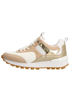Hvid og beige sneaker med guldaccenter, paneler af mesh og ruskind, hvide snørebånd og sål af gummigummi.