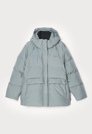 Lichtgrijze gewatteerde jas met een capuchon, voorzien van een rits aan de voorkant, twee grote zakken aan de voorkant en trekkoorden bij de capuchon. Glad materiaal.