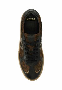 Sneaker met een bruine luipaardprint bovenwerk, zwarte leren accenten en zwarte veters. Heeft een getextureerde rubberen zool en een gouden logo.