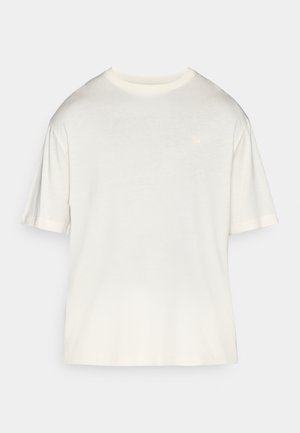 Weißes T-Shirt mit kurzen Ärmeln aus einem weichen Stoff. Mit rundem Halsausschnitt und kleinem Logo auf der Brust. Gerader Schnitt mit umgeschlagenen Ärmeln.