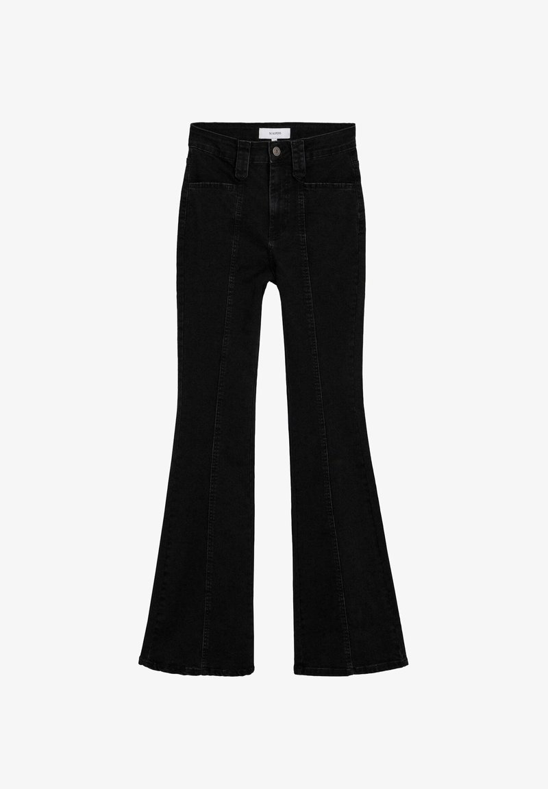 Schwarze Denim-Jean im Schlag mit hoher Taille, ausgestattet mit Fronttaschen, einem Knopfverschluss und auffälligen Nahtdetails entlang der Beine.