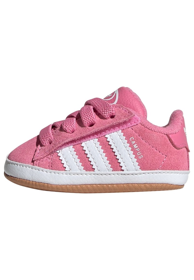Růžové semišové tenisky s bílými cik-cak pruhy, růžovými tkaničkami, bílou podešví a gumovou podrážkou, označené "Campus" po straně.