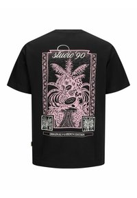 Sort bomulds T-shirt med et stort pink botanisk print på ryggen. Designet inkluderer "Studio 90" og "Originals Garden Edition."