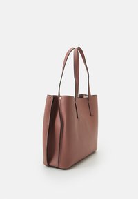 Geantă tote texturată de culoare maronie, cu două mânere lungi, formă rectangulară, deschisă în partea de sus și accente din hardware aurie. Detalii elegante de cusătură pe margini.