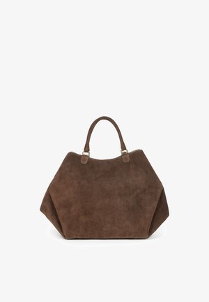 Duża brązowa zamszowa torebka z krótkimi uchwytami i kształtem trapezu, prezentowana na białym tle.