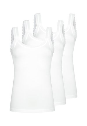 Tre hvide, ærmeløse toppe med blonder på stropperne, lagt i lag på en ensfarvet baggrund.