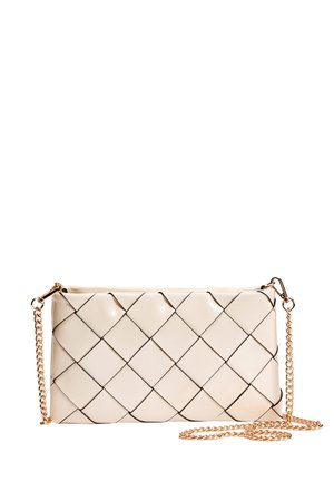 Pochette rectangulaire couleur crème avec motif en cuir tressé et chaîne dorée amovible sur fond blanc.