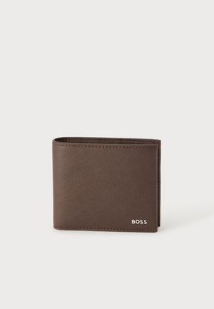 Portefeuille bifold en cuir marron avec surface texturée et logo "BOSS" dans le coin inférieur droit sur fond blanc.