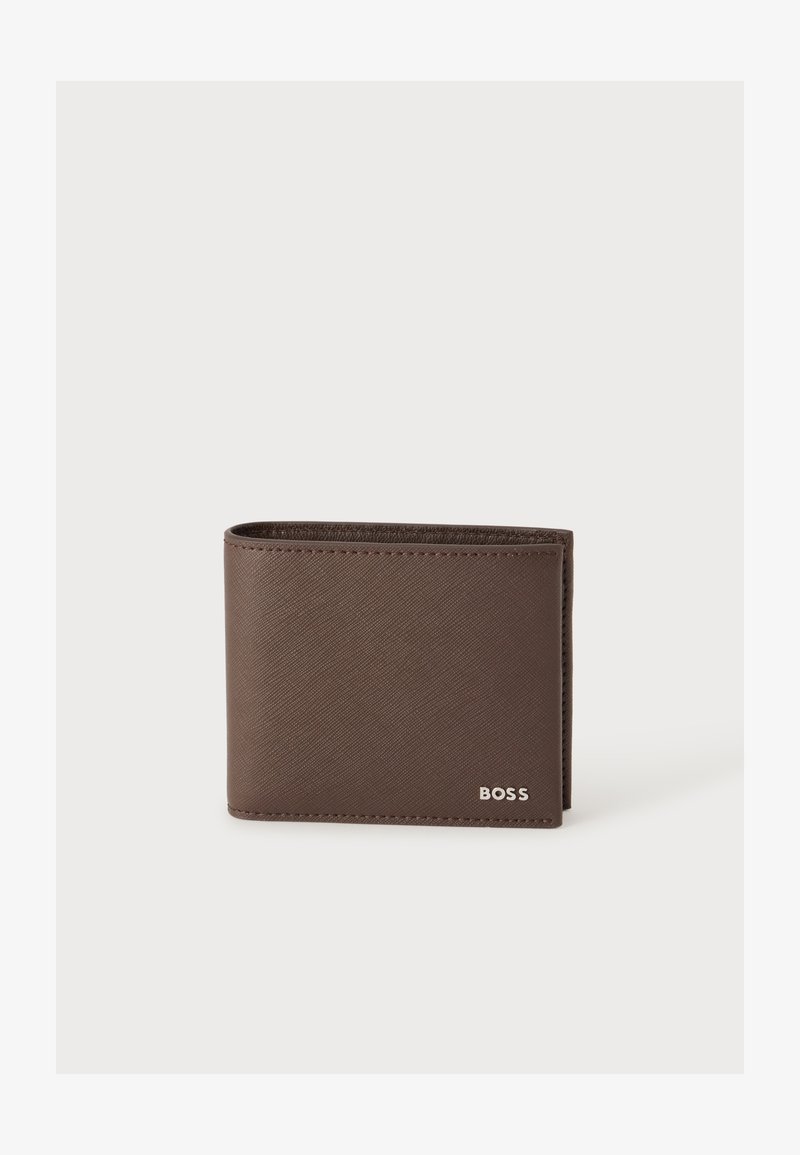 Portefeuille bifold en cuir marron avec surface texturée et logo "BOSS" dans le coin inférieur droit sur fond blanc.