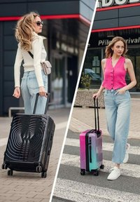 Dva kufry: jeden černý s vlnovým vzorem, druhý v gradientu od růžové po tyrkysovou. Oba mají kolečka a teleskopické rukojeti.