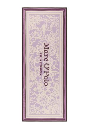 Chusta z kwiatowym wzorem w kolorze lawendy i kremu, z ciemnofioletową paskowaną ramką i napisem „Marc O'Polo EST. IN STOCKHOLM” na środku.