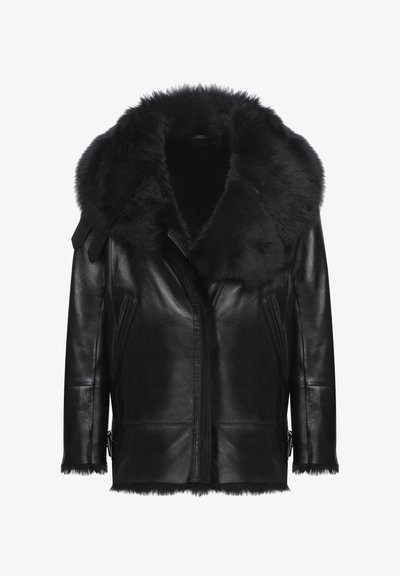 Must musta nahktagi, millel on paks karvane krae. Omab külgsete tõmblukkude taskuid ja veidi tekstureeritud pinda. Rõhutatud struktuursed õlad.