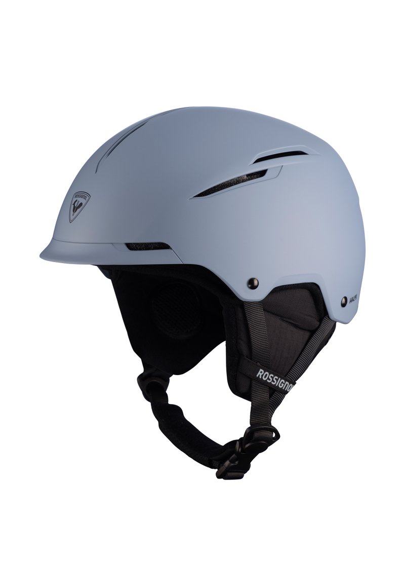 Lichtblauwe skihardhelm met matte afwerking, verstelbare kinband, ventilatieopeningen en zwarte voering. Logo aan de voorkant weergegeven.