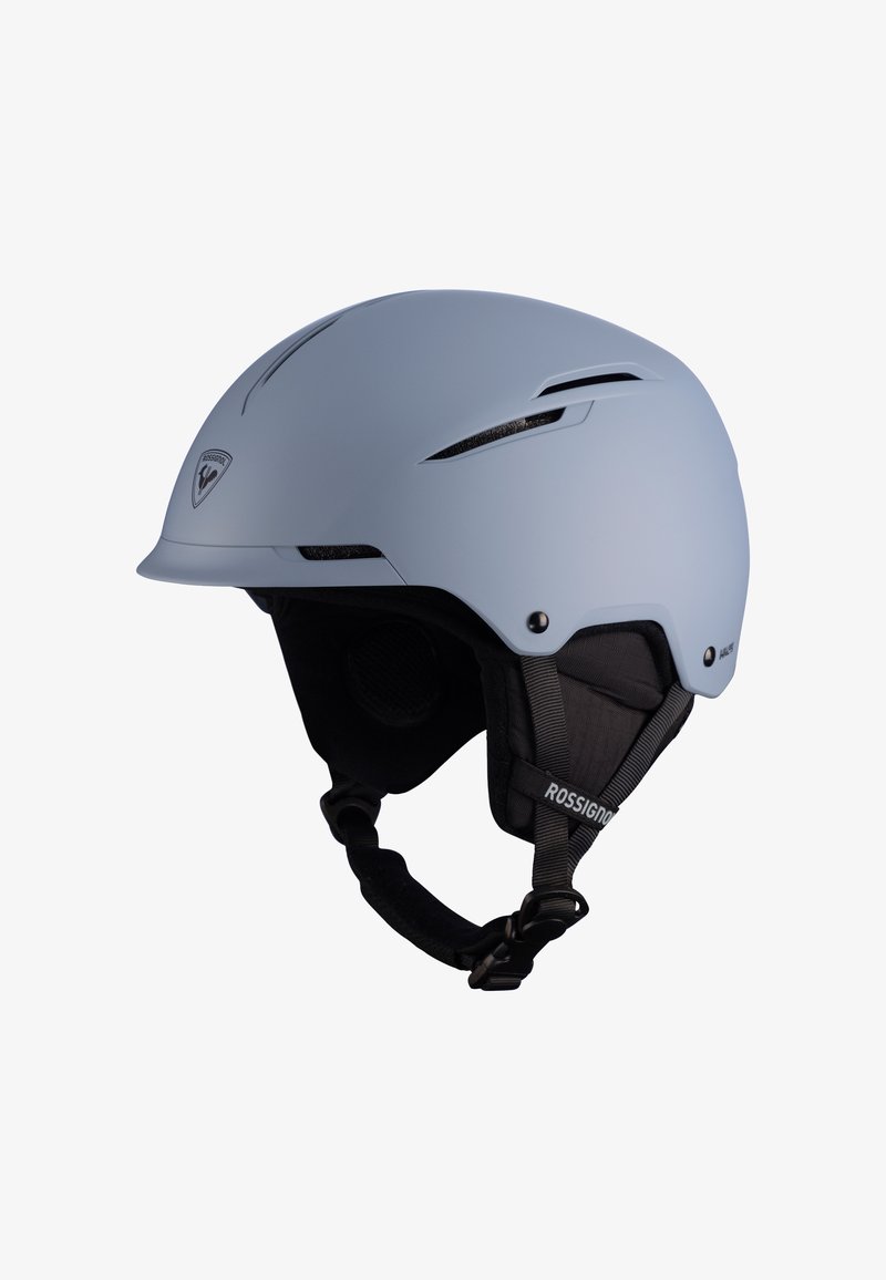 Vaaleansininen laskettelukypärä matta pinnalla, säädettävällä leukahihnalla, tuuletusaukoilla ja mustalla vuorauksella. Logo esitetty edessä.