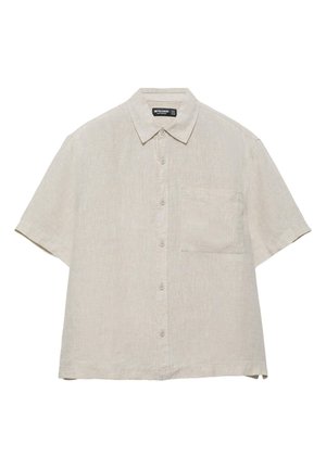 Beigefarbenes Leinenhemd mit kurzen Ärmeln, Knöpfen vorne, einer Brusttasche und klassischem Kragen, flach auf weißem Hintergrund liegend.