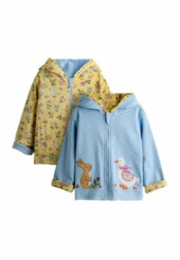 Divas kapuces jakas: dzeltenā ar dzīvnieku rakstiem un zili ar polka punktiem un aplikāciju zīmējumiem ar zaķi un pīli. Kokvilnas materiāls.