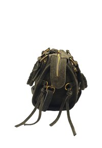 Sac à main en daim vert olive avec une fermeture zippée sur le dessus, des garnitures en métal doré, des accents à cordon et une forme arrondie avec des plis sur les côtés.