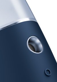 Mørkeblå cylindrisk enhed med en gennemsigtig øverste sektion, der har en sølvfarvet kant og et cirkulært højttalergitter samt en knap.